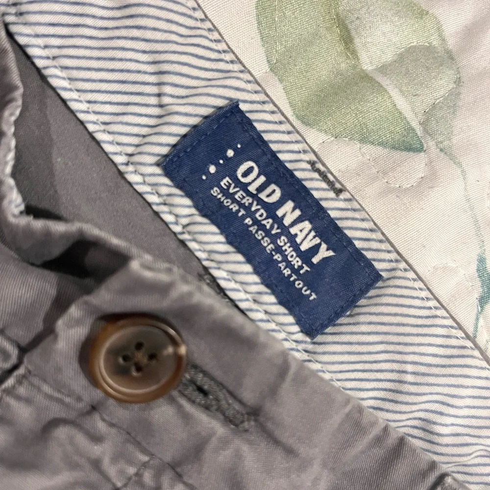 Old Navy Gray Chino Shorts- Size 6